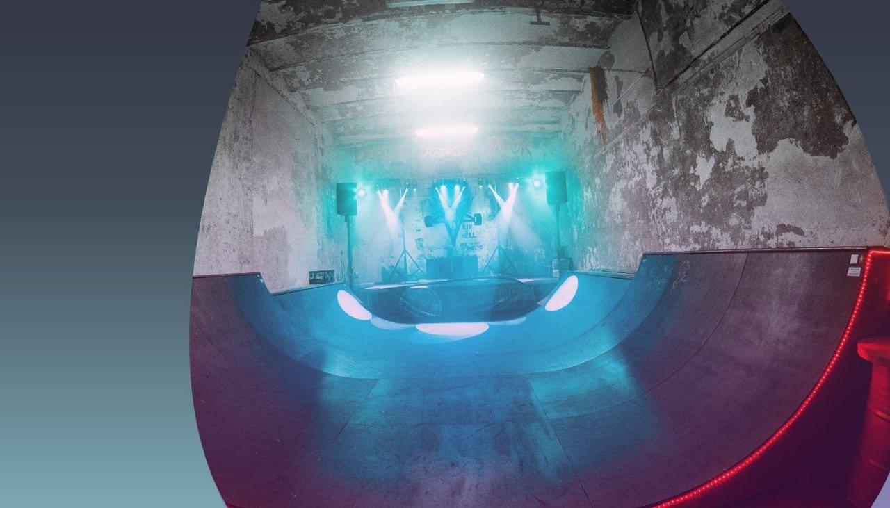 Bunt beleuchtete Halfpipe.