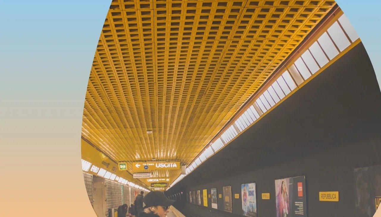 Tunnelaufnahme einer U-Bahn Haltestelle mit starkem Fluchtpunkt auf den Tunneleingang.