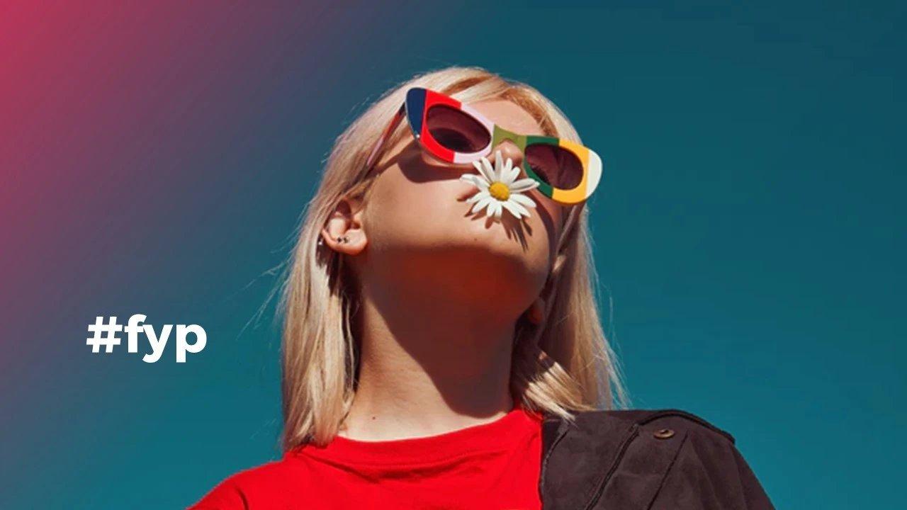 Stilvolle Creatorin mit Hashtag #fyp und cooler Sonnenbrille