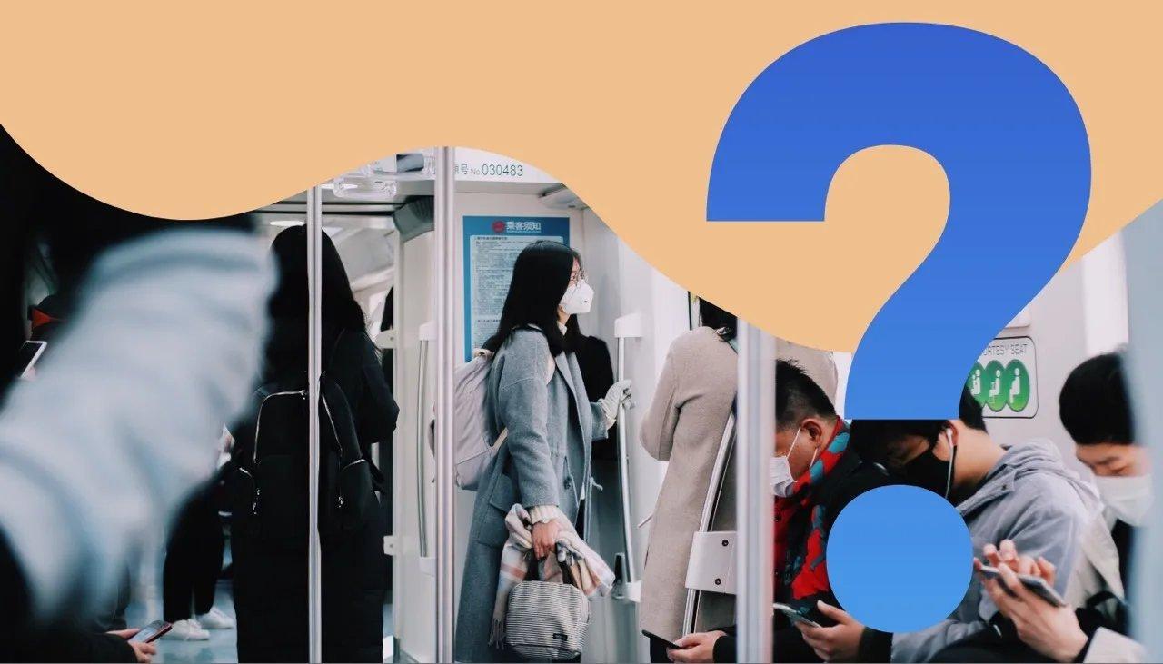 Passagiere in einem öffentlichen Verkehrsmittel, die sitzen und auf ihr Smartphone schauen.