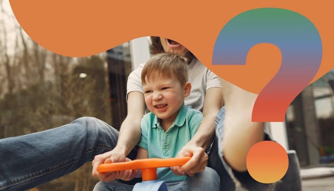 Mutter mit Sohn auf einem Spielzeugauto.