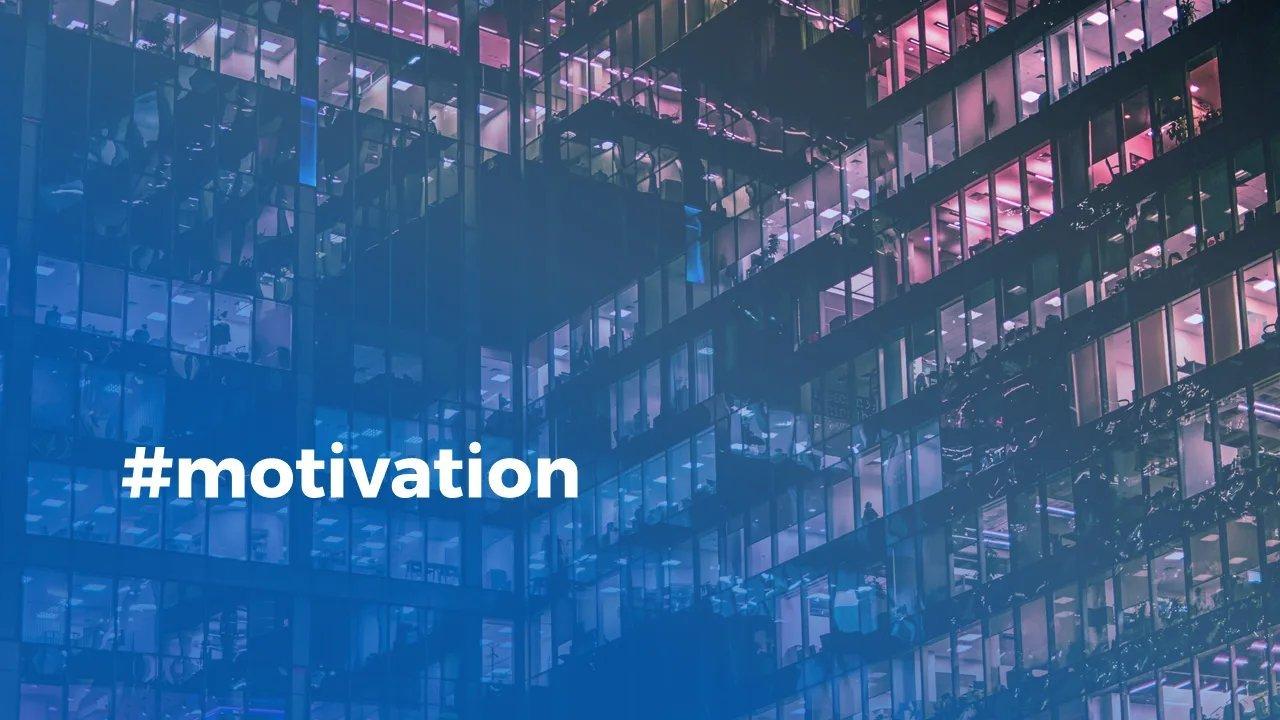 Front eines Wolkenkratzers bei Nacht mit vielen erleuchteten Büros.