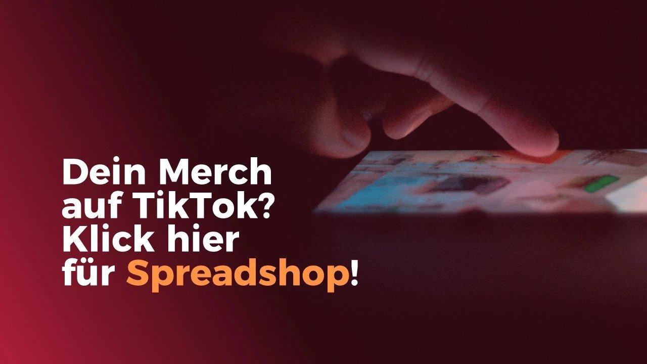 and tippt auf Smartphone mit Spreadshop-Aufruf für TikTok –