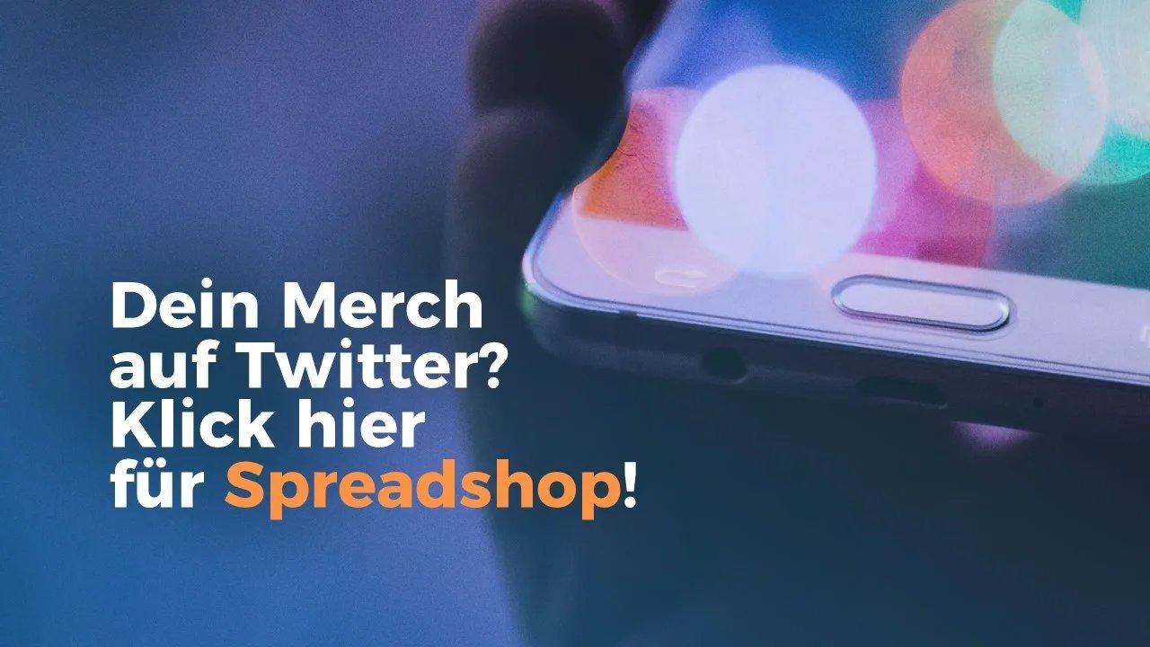 Hand, die ein Smartphone hält mit dem Textoverlay: Dein Merch auf Twitter? Klick hier für Spreadshop!