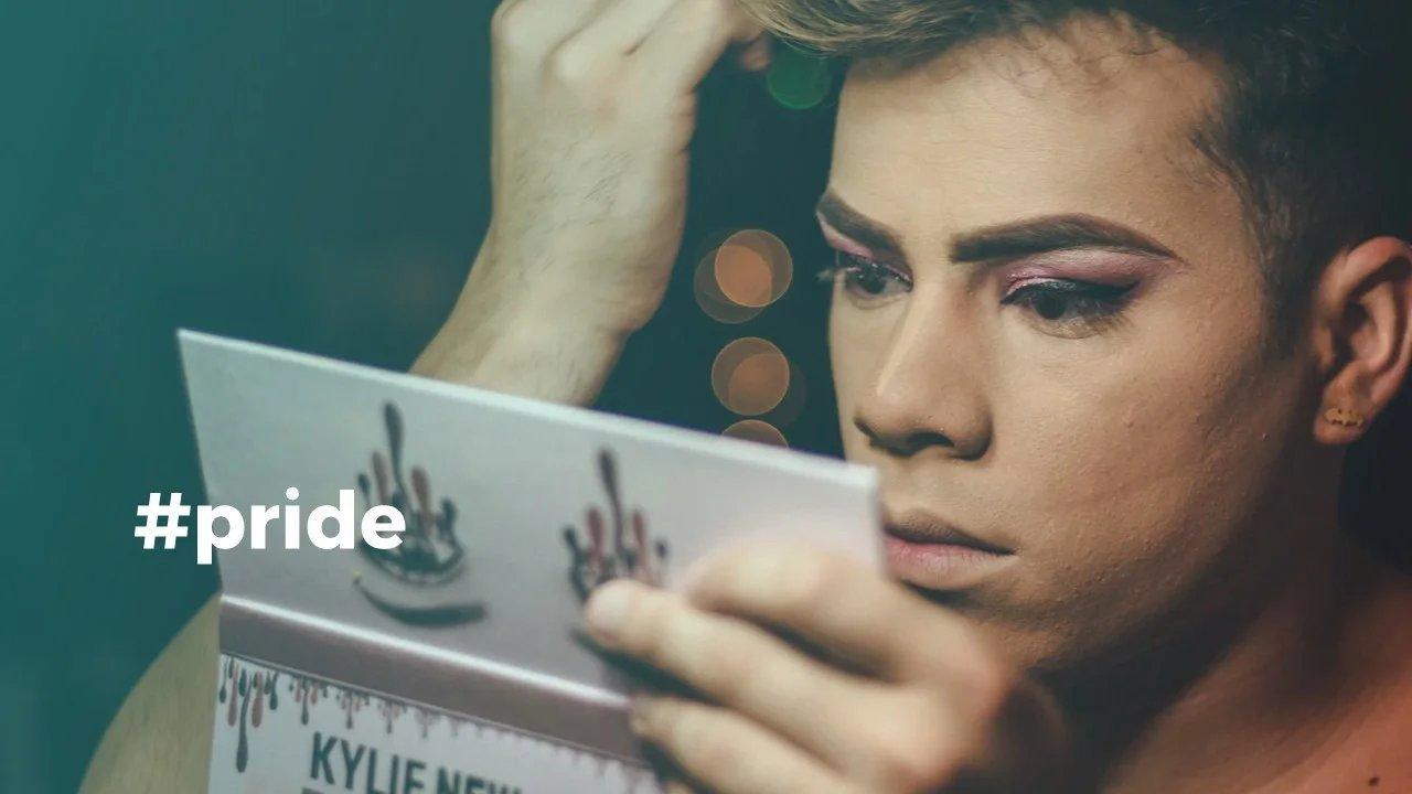 Nahaufnahme: Person beim Make-up mit #pride-Moment – ideales Bild für LGBTQ+-Creator