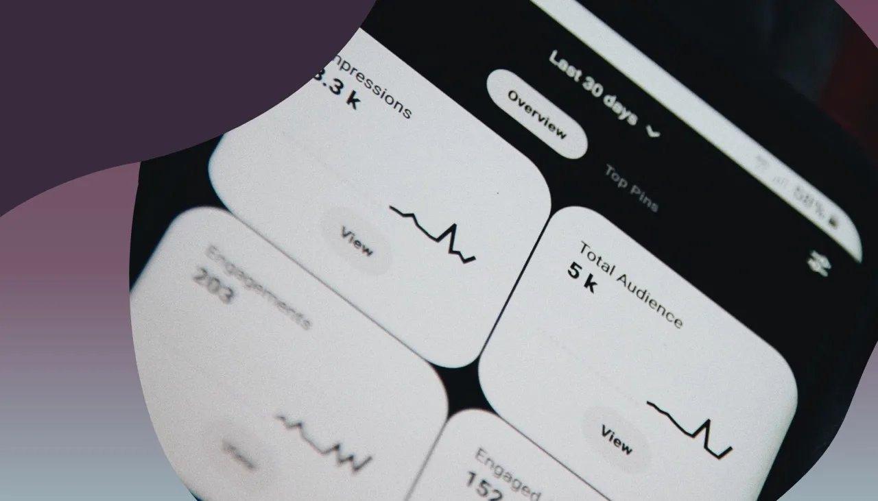 Detail eines Smartphonebildschirms mit Trendvisualisierung der Impressions und des Engagements.