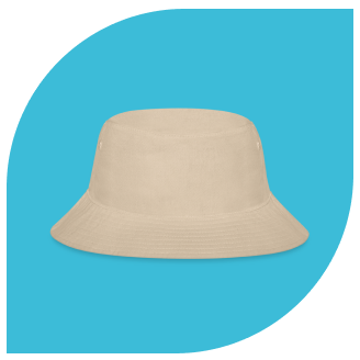 beiger, unbedruckter Fischerhut auf blauem Hintergrund