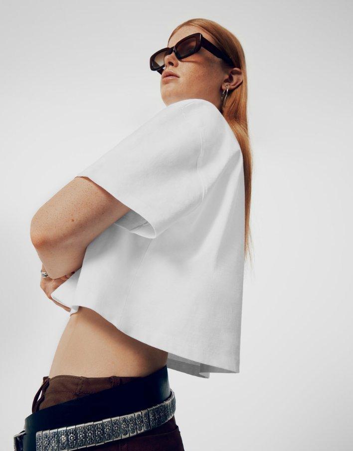 Mannequin porte un t-shirt cropped oversized blanc