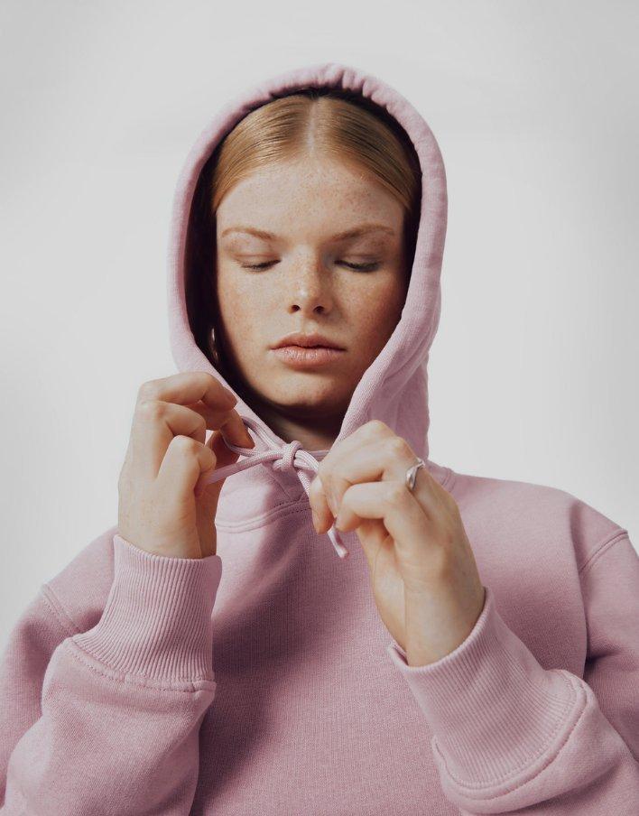 Femme portant un sweat à capuche rose premium et épais