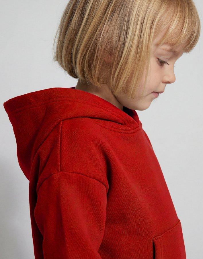 Enfant portant un sweat à capuche rouge premium