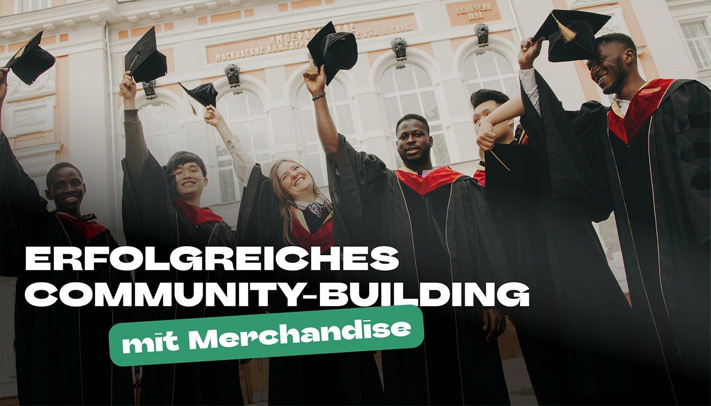 Absolventen einer Universität werfen ihre Kappen in die Luft.