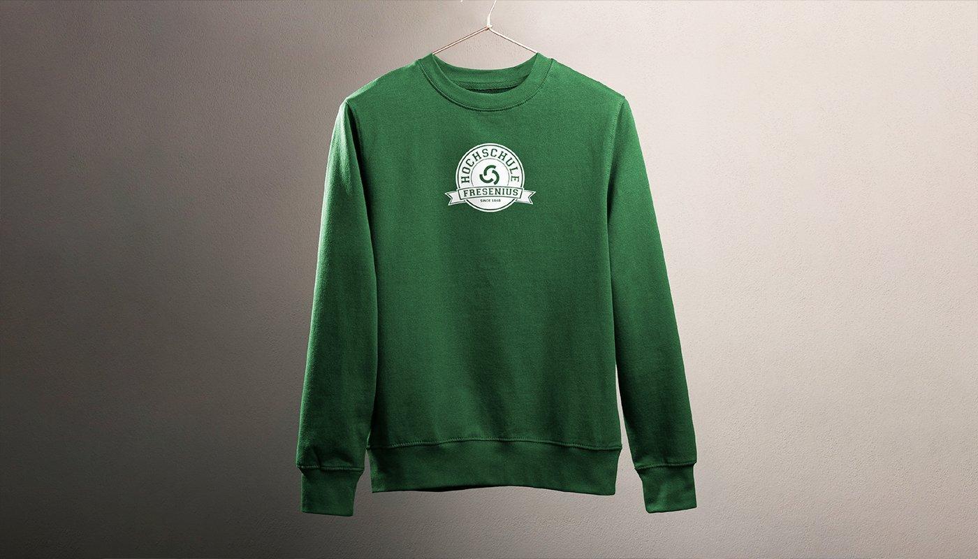 Beispiel eines bedruckten Sweatshirts in der Universitätsfarbe mit Logo der Schule.