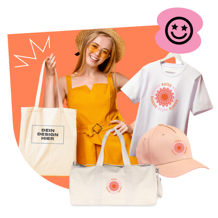 Fröhliche junge Frau mit personalisierbarer Stofftasche „Dein Design hier“, daneben individuell gestaltbare T-Shirts, Basecaps und Taschen.