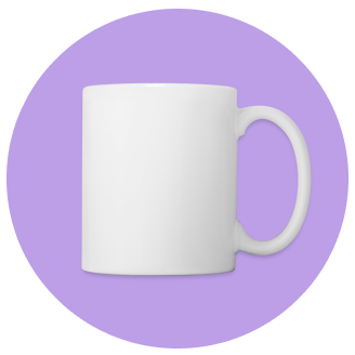 weiße unbedruckte Keramiktasse auf lila Hintergrund