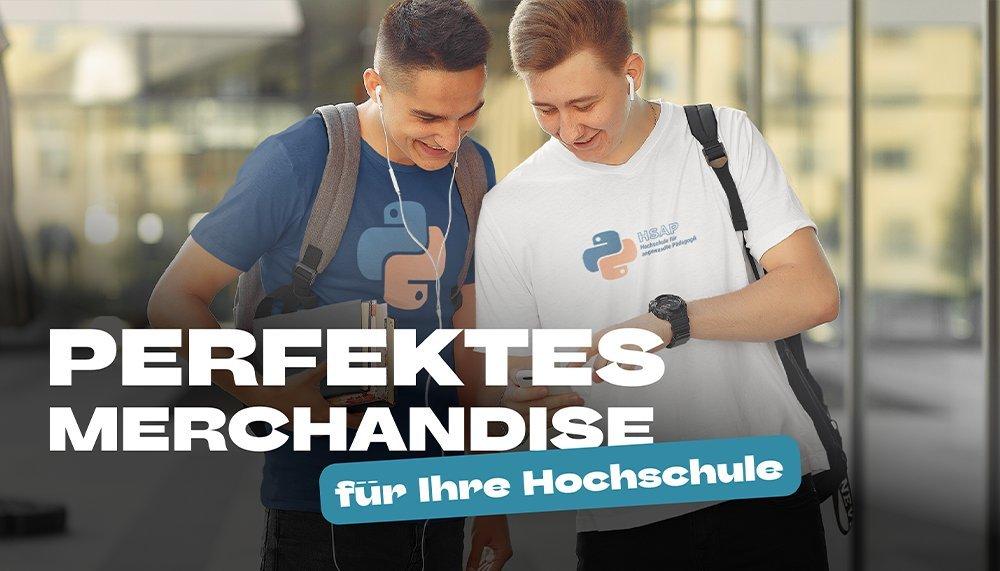 Zwei junge Männer mit T-Shirts ihrer Hochschule orientieren sich auf dem Campusgelände.