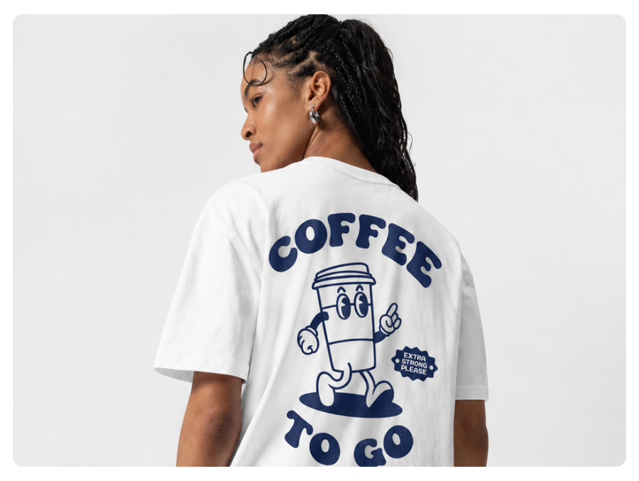 Motif sur le thème du café au dos d'un t-shirt oversize blanc avec une coupe moderne