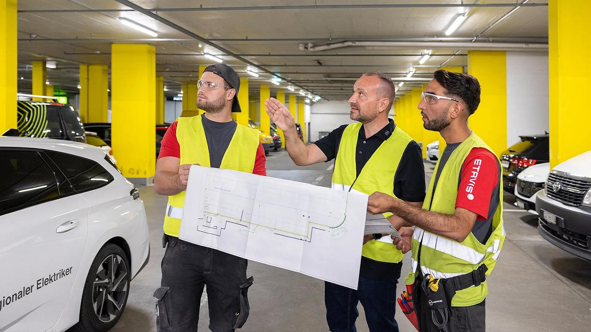 Consulenti illuminotecnici e progettisti in un garage