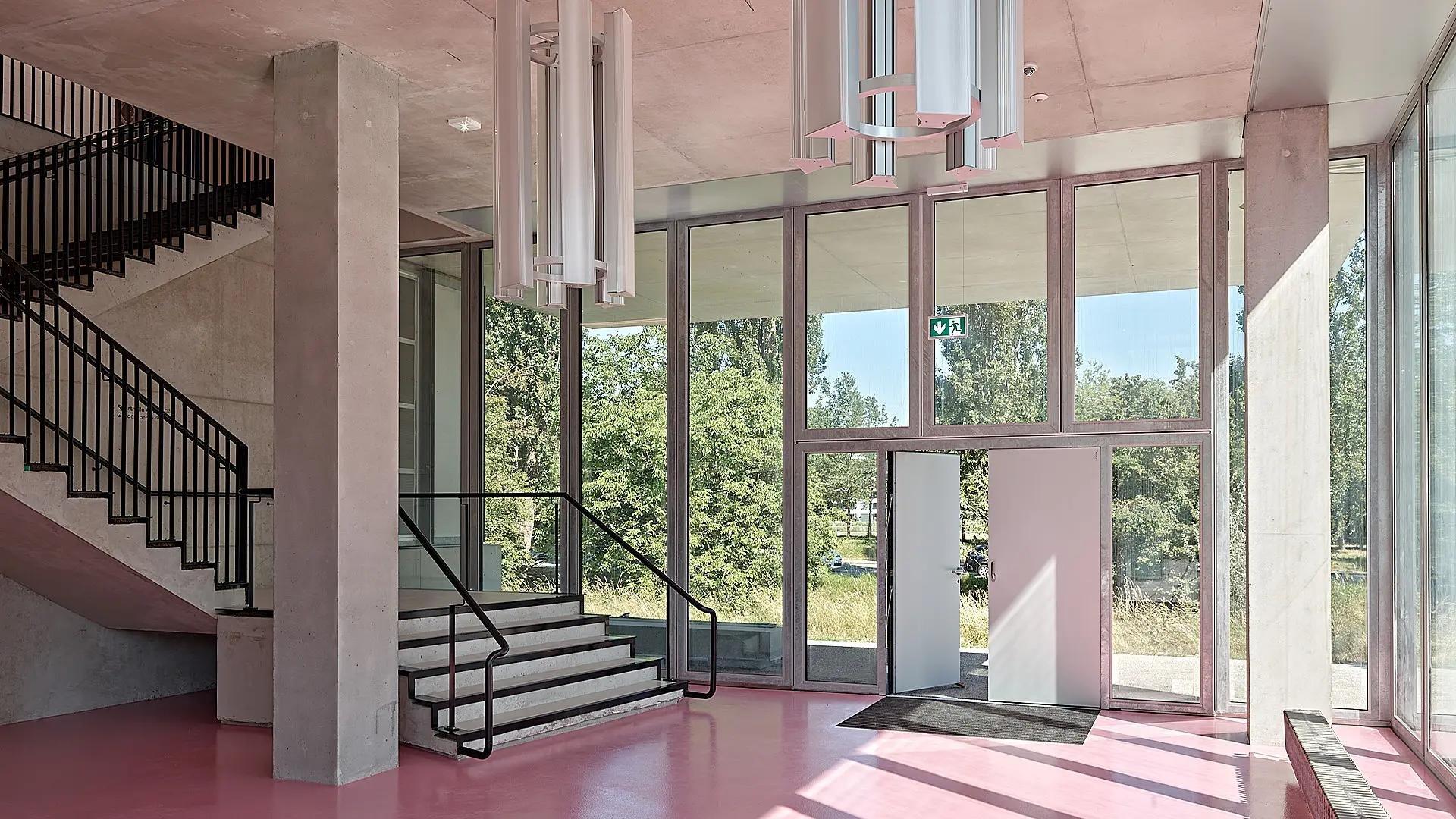 La soluzione illuminotecnica può essere formalmente integrata nell'edificio e soddisfa tutti i requisiti.