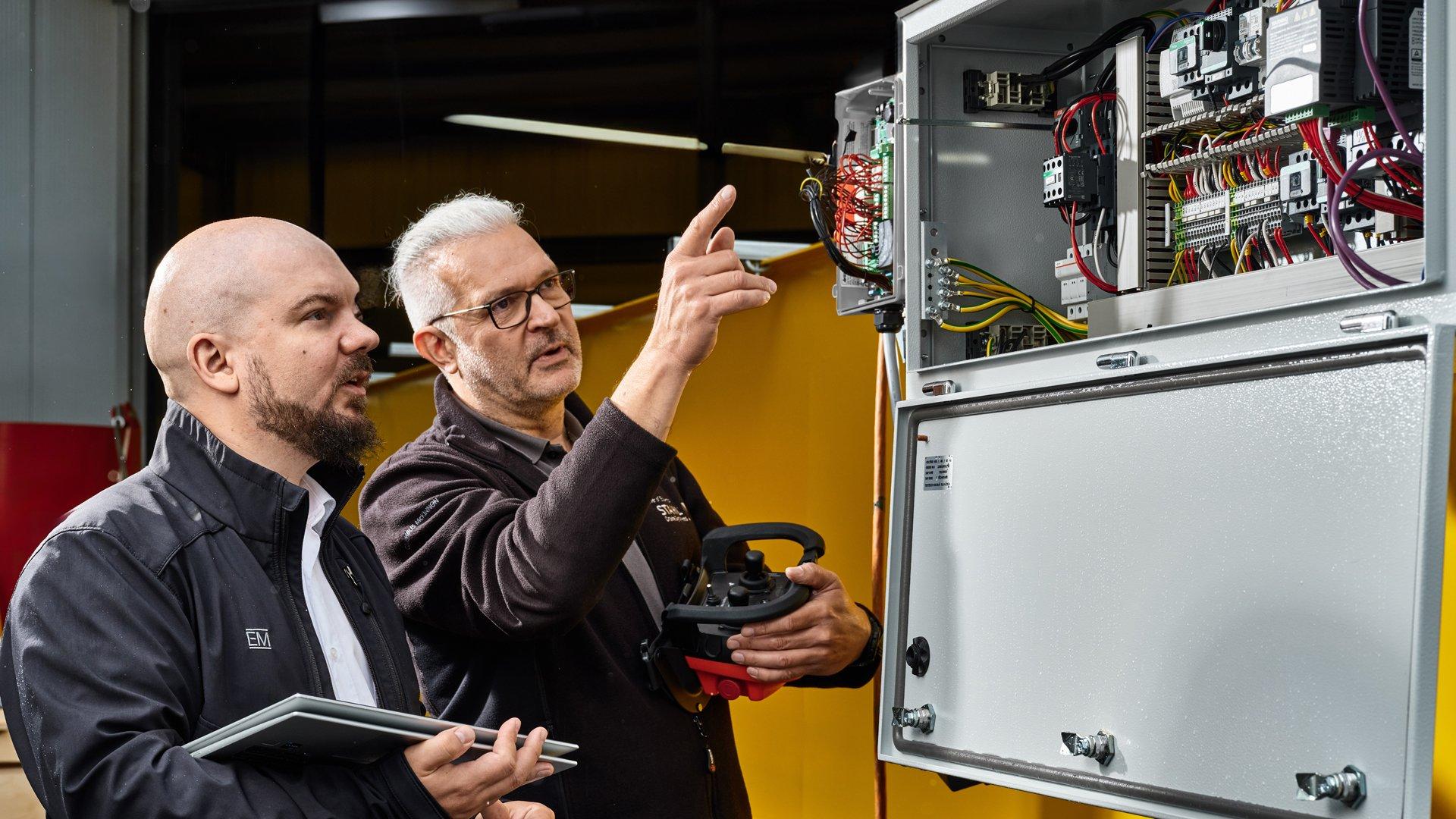 Christoph Nef, ingegnere commerciale di EM Industria, e Markus Betschart, Responsabile operativo e di progetto di Hausherr Kranservice SA, decidono come attuare il sistema di comando (da sinistra a destra)