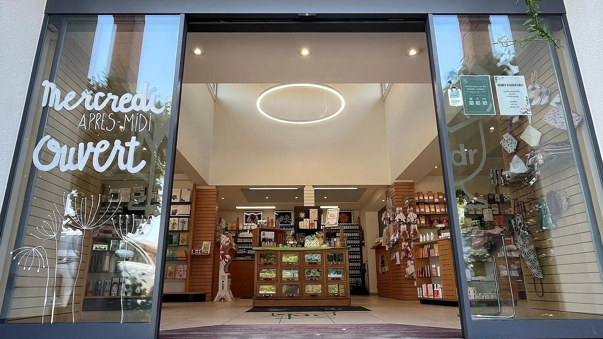 Farmacia Roggen: Riqualificazione dell’illuminazione per una superficie di vendita