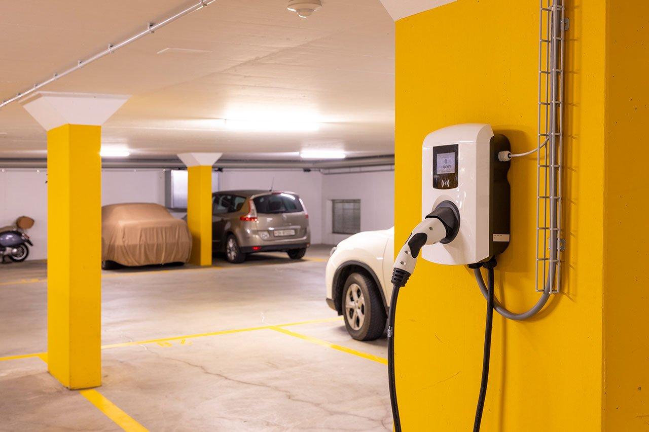 Progetto di mobilità elettrica nel parcheggio sotterraneo di un complesso residenziale