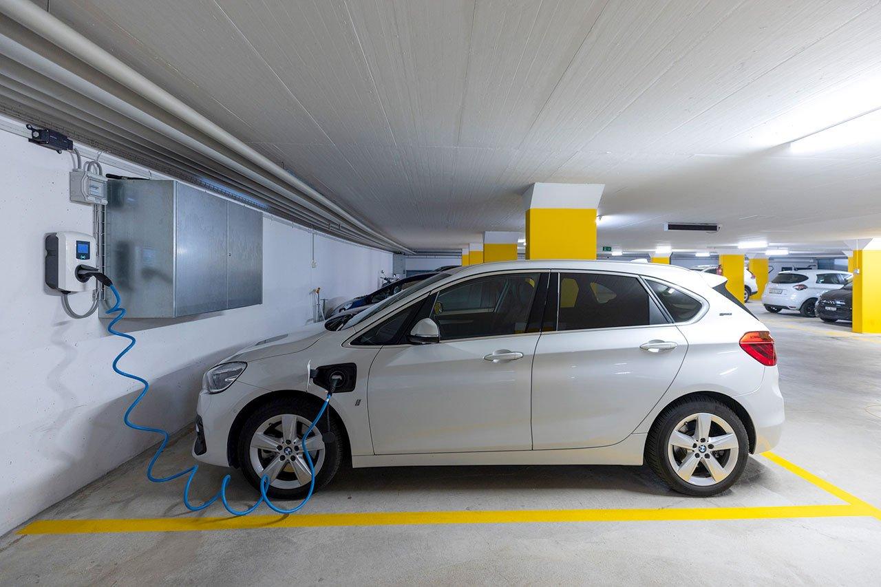 Progetto di mobilità elettrica nel parcheggio sotterraneo di un complesso residenziale