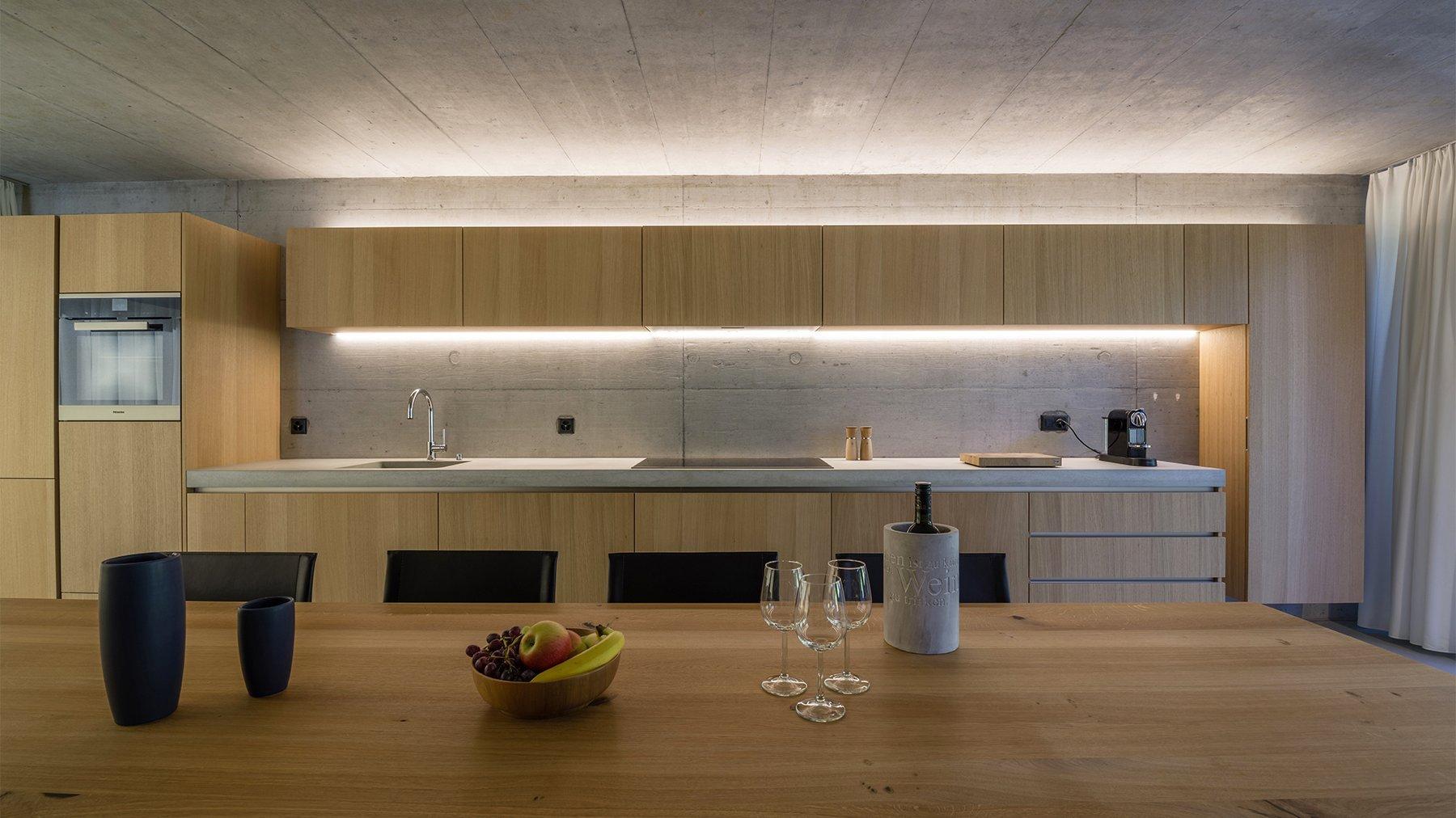 Il profilo indiretto illumina il soffitto creando un‘atmosfera piacevole e di comfort.