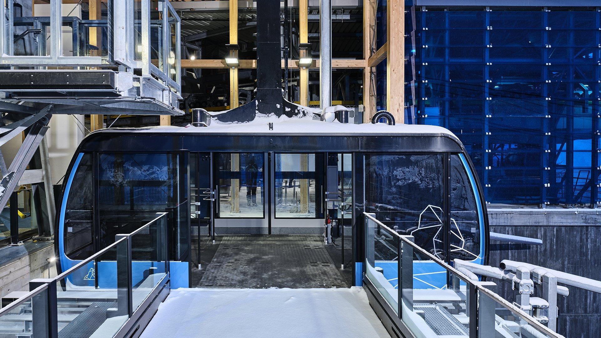 I proiettori industriali impiegati, diretti l’uno verso l’alto e l’altro verso il basso, garantiscono un’illuminazione omogenea dell’ingresso e dell’uscita delle cabine.