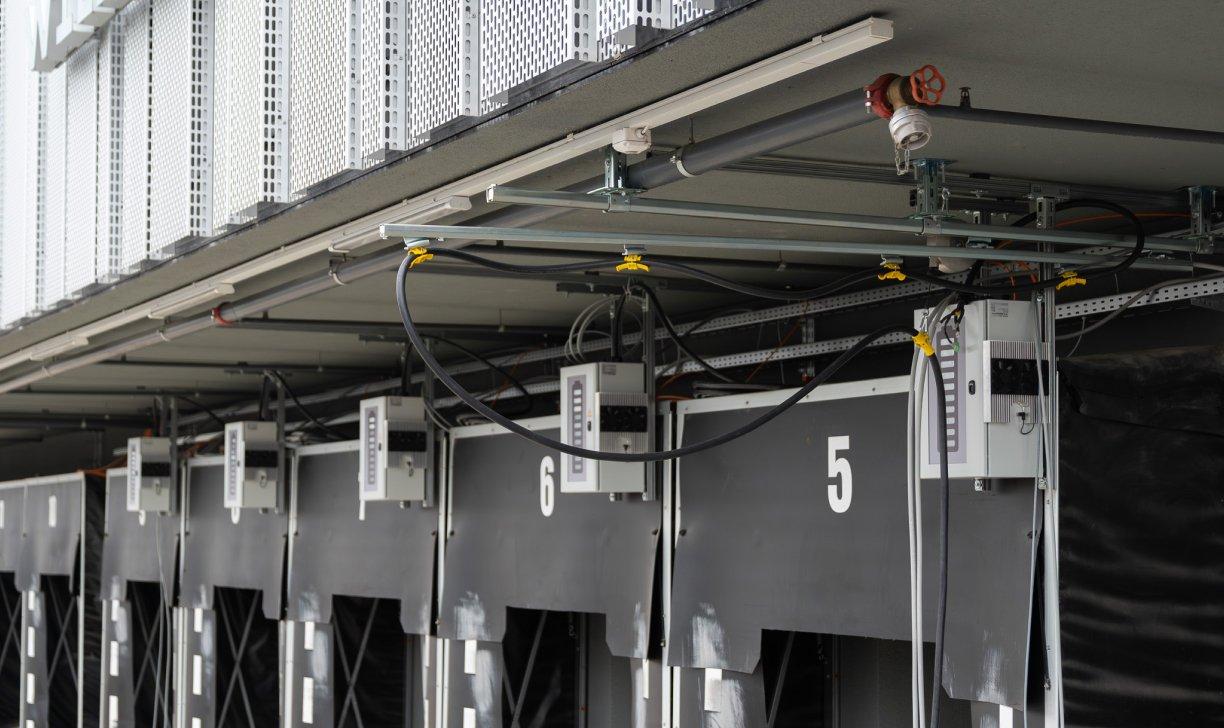 Unsere Lieferfahrzeuge stehen nur rund 90 Minuten an der Laderampe bis sie zur nächsten Tour mit weiteren 100 Kilometern losfahren. Für die benötigten 50 bis 60kW braucht es eine DC-Ladestation.