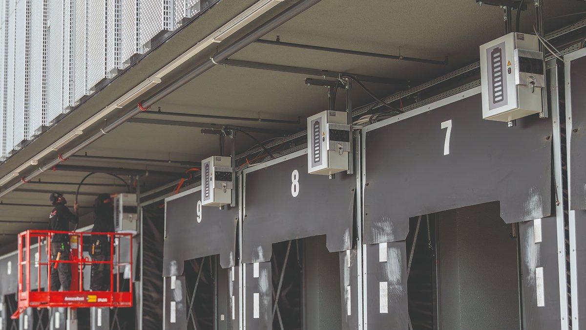 Nos véhicules de livraison stationnent environ 90 minutes à la rampe avant de repartir pour une tournée supplémentaire de plus de 100 kilomètres. La puissance requise de 50 à 60 kW nécessite l’utilisation d’une borne de recharge DC.