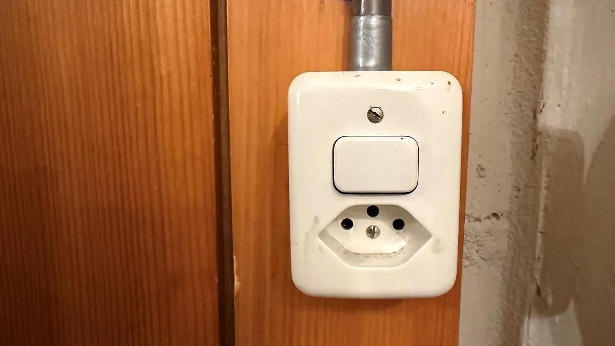 Diese Schalter-Steckdosen-Kombi funktioniert noch, aber wer übernimmt die Verantwortung für ihre Sicherheit?