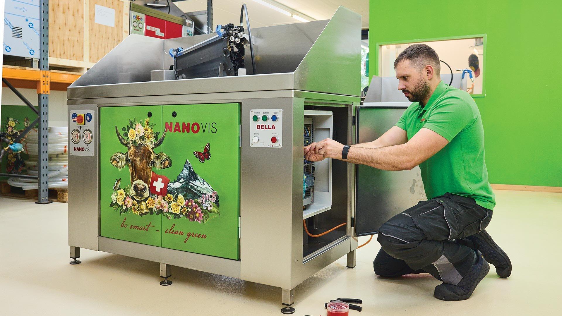 A un’osservazione superficiale, si potrebbe pensare che l’apparecchio con la vistosa grafica con la mucca sia una griglia un po’ troppo grande. Viene prodotto nell’officina di Nanovis a Illnau ZH. Nella foto: Daniel Ribeiro da Costa, Nanovis GmbH