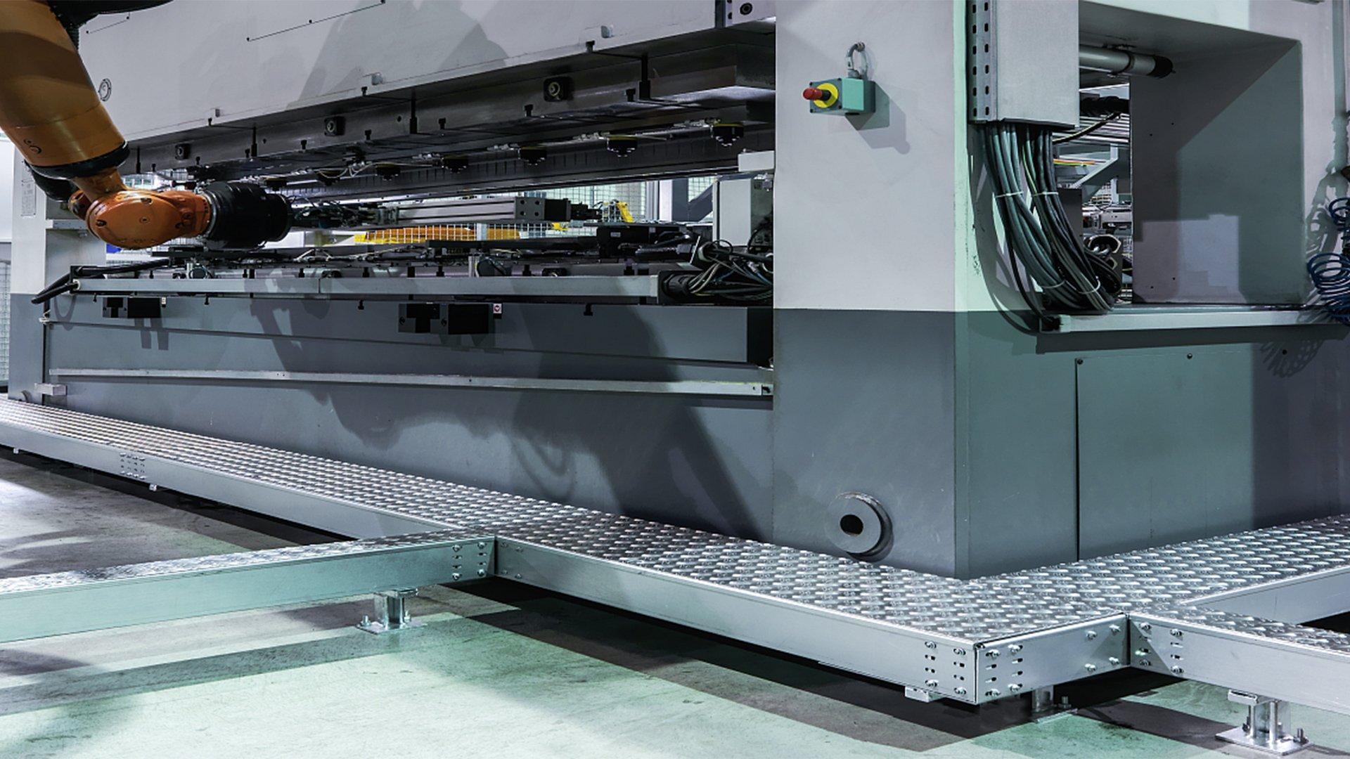 Le passerelle portacavi calpestabili favoriscono una posa sicura, percorsi brevi e una manutenzione semplice negli impianti industriali.