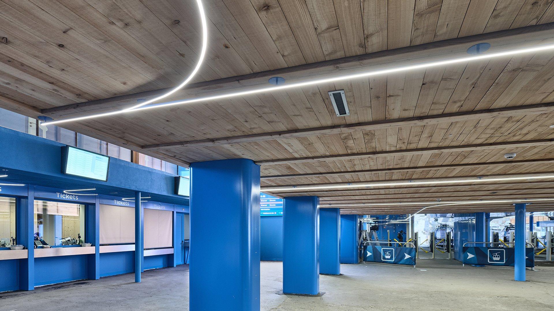 I set di agganci delle strisce a LED sono stati realizzati su misura sul posto per poterli adattare in modo ottimale alla situazione del rispettivo soffitto.