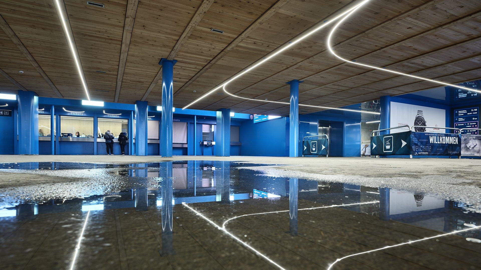 Le strisce a LED appositamente realizzate fungono da sistema di distribuzione dell’illuminazione e guidano gli ospiti attraverso la stazione a valle.