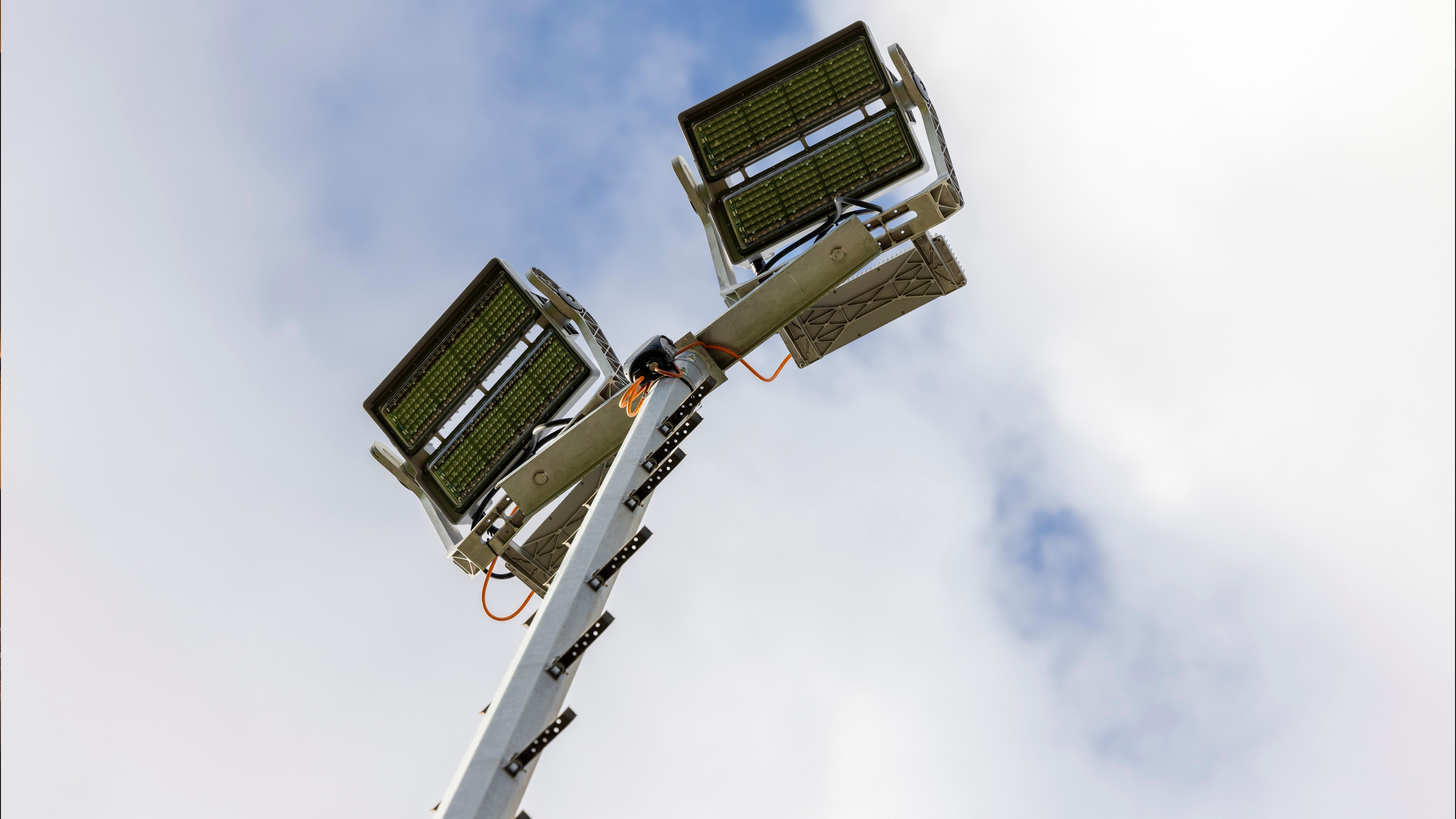 Des projecteurs LED à haute efficacité, combinés à un contrôle d’éclairage adapté, peuvent permettre d’économiser jusqu’à 80% d’énergie.