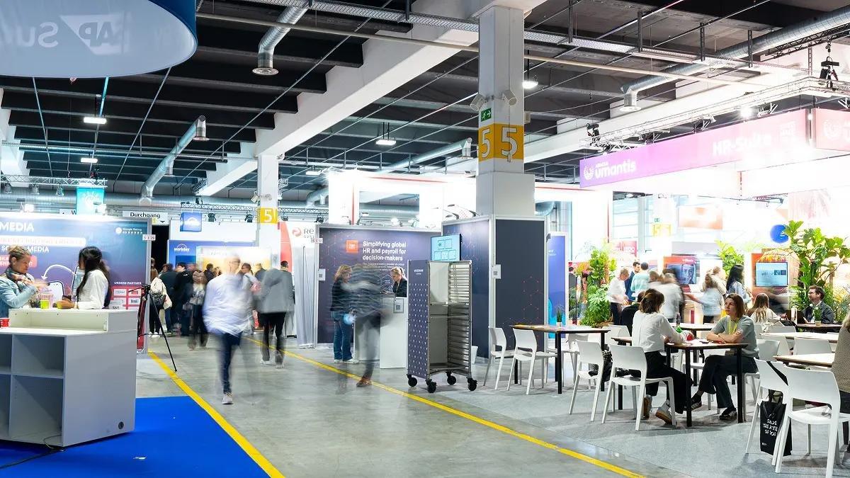 Progetto illuminotecnico per Messe Zurigo: Illuminazione di base efficace e flessibile per un uso versatile dei vari padiglioni espositivi