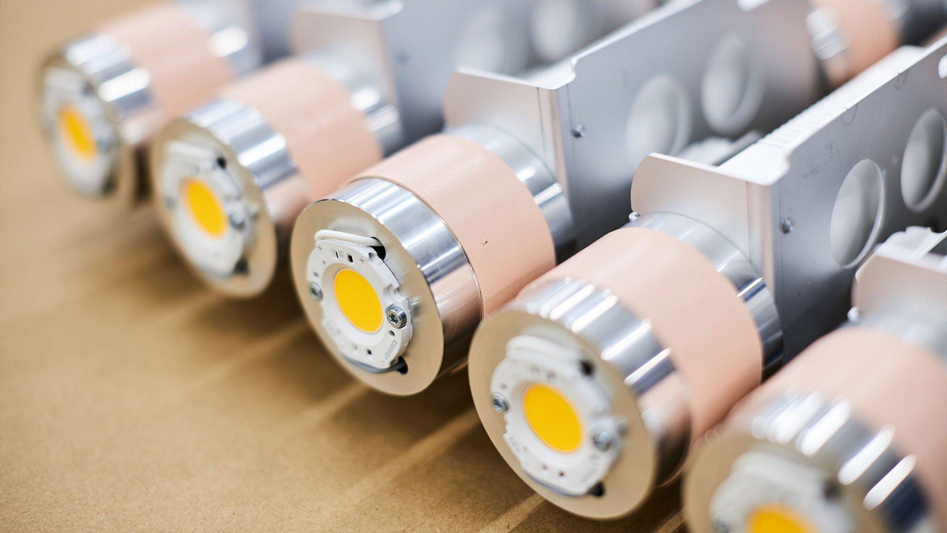 Il nuovo funzionamento interno delle lampade: inserti LED dimmerabili, controllabili tramite DALI. Gli inserti adattati e realizzati ad hoc sono in attesa di essere installati.