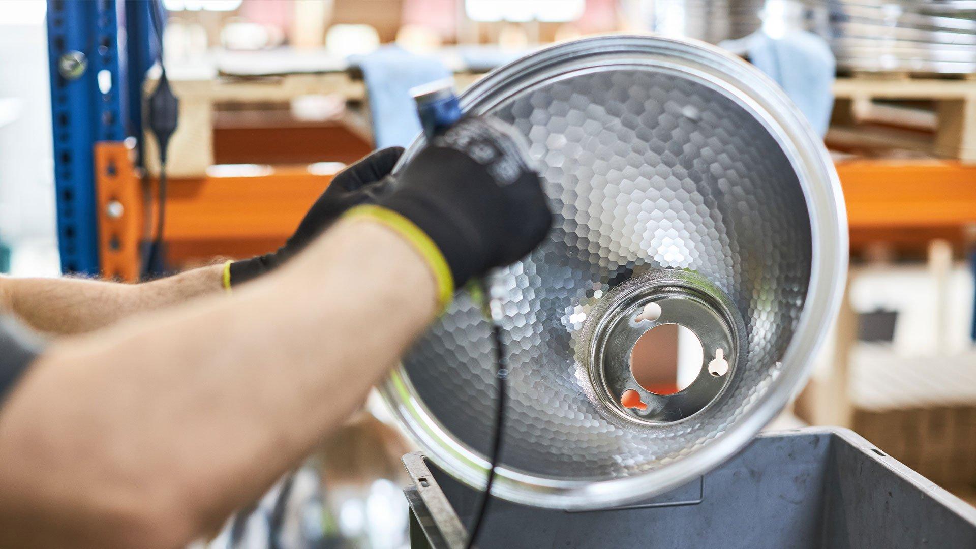 Convertire le vecchie lampade al LED: le lampade sono state progressivamente disinstallate e trasportate da smarterion dove sono state prima smontate, poi pulite a fondo e preparate per il nuovo inserto LED.