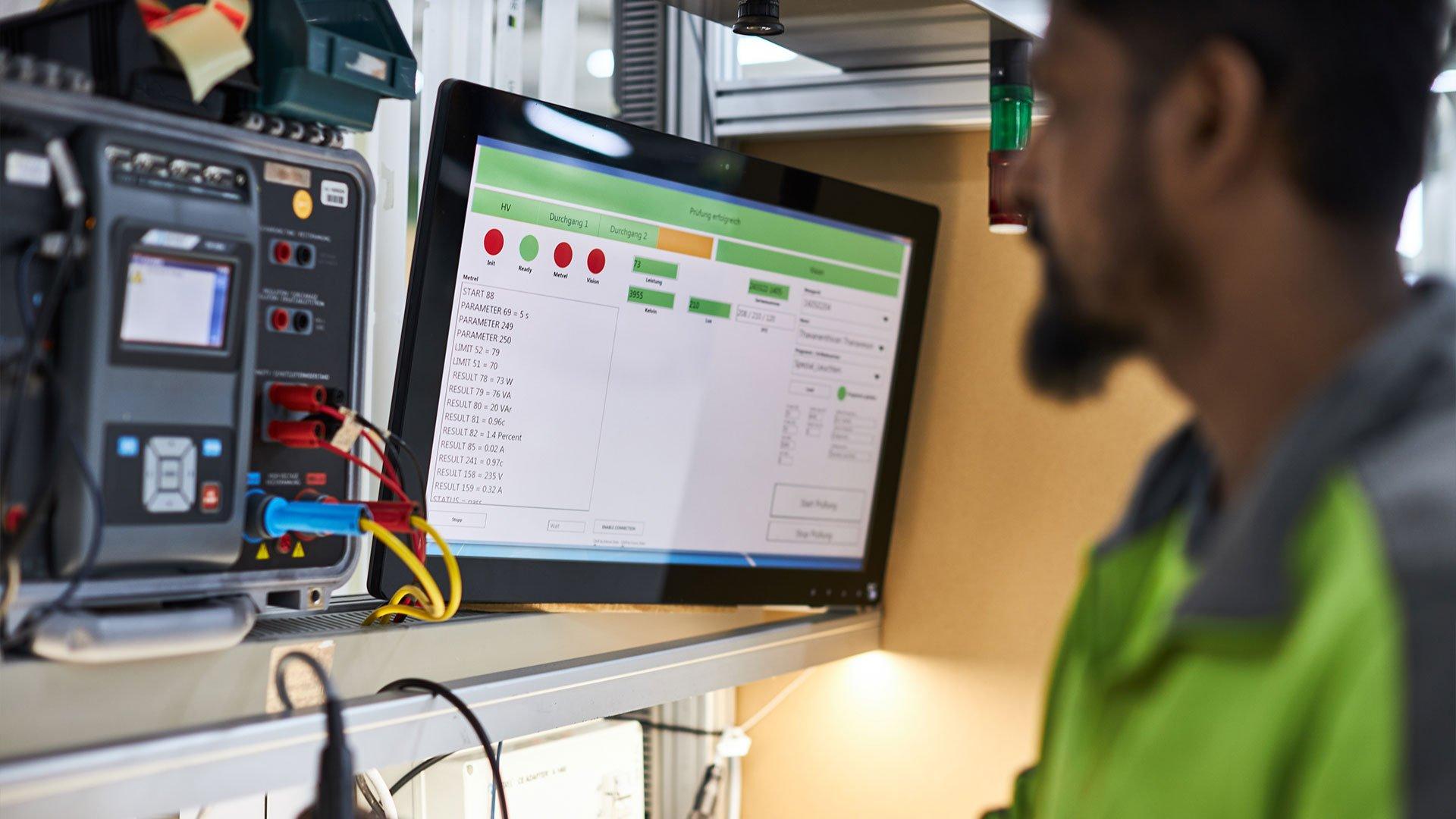 Prima di essere riportate a Basilea, le lampade vengono controllate singolarmente. Il chip LED dimmerabile genera 13'500 lm e raggiunge un’efficienza luminosa di 168 lm/W.