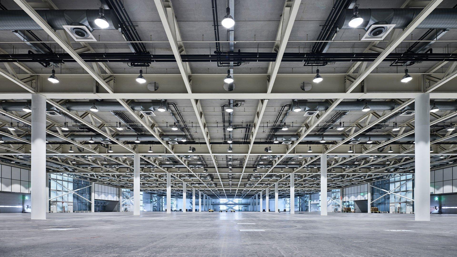 Oggi, grazie alla speciale soluzione a LED, l’illuminazione risanata è al passo con la tecnica ed è invariata a livello estetico. Onere di manutenzione minimo, costi dell’energia elettrica ridotti fino all’80% e controllo flessibile sono caratteristiche convincenti. Infine, ma non per questo meno importante: la luce è soggettivamente migliore, oggettivamente più luminosa.