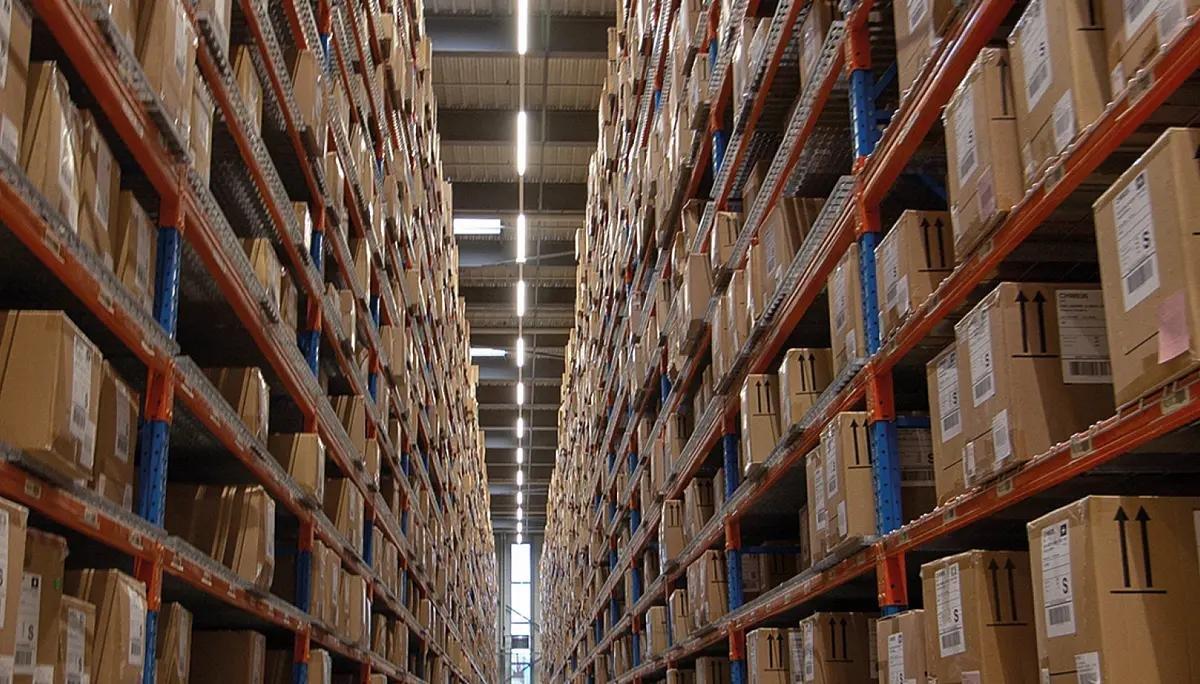 Progetto di illuminazione magazzino a scaffalature verticali H&M