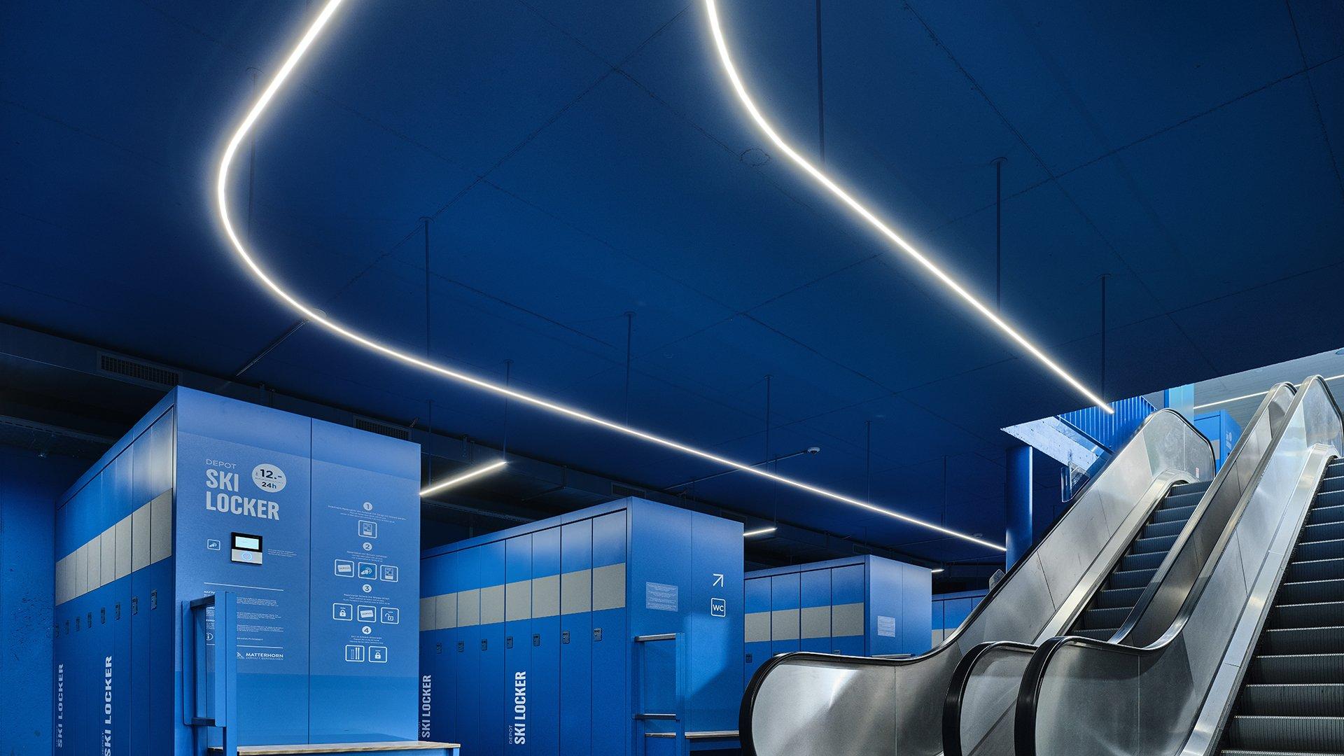 Anche il locale che ospita gli armadietti con lucchetto è illuminato con le strisce a LED curve.