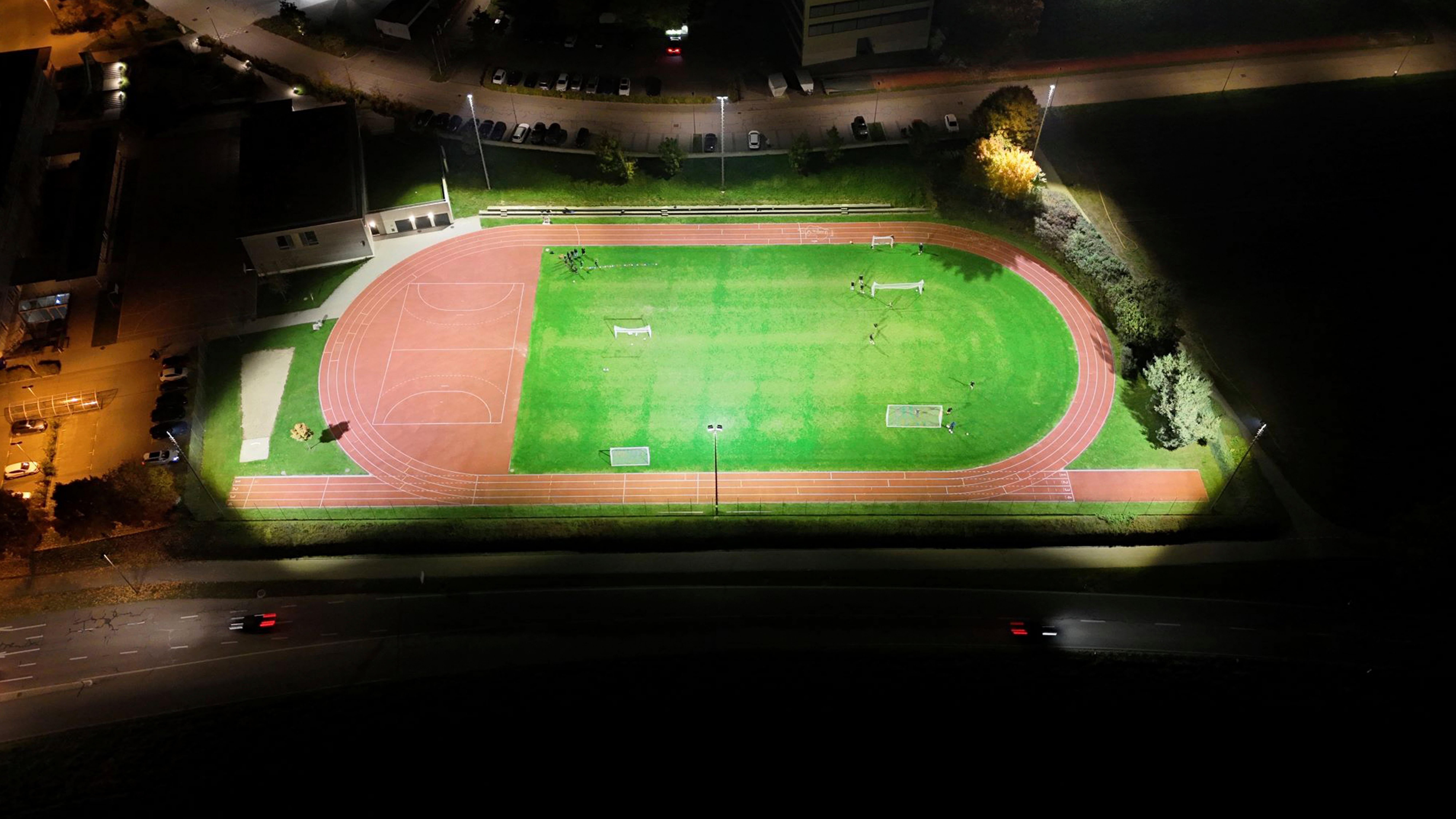 Terrain de sport Zwingert à Buchs (ZH) éclairé par six mâts de projecteurs