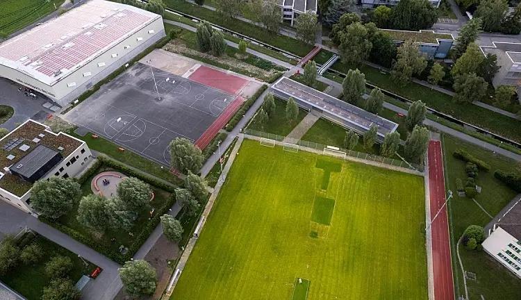 Illuminazione di un campo sportivo: dalla progettazione illuminotecnica all’impiego dell’elicottero