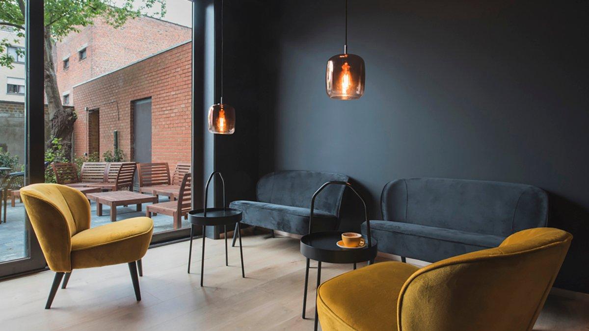 Le lampade a sospensione di design creano accenti, creano un’atmosfera accogliente e portano la luce dove serve.