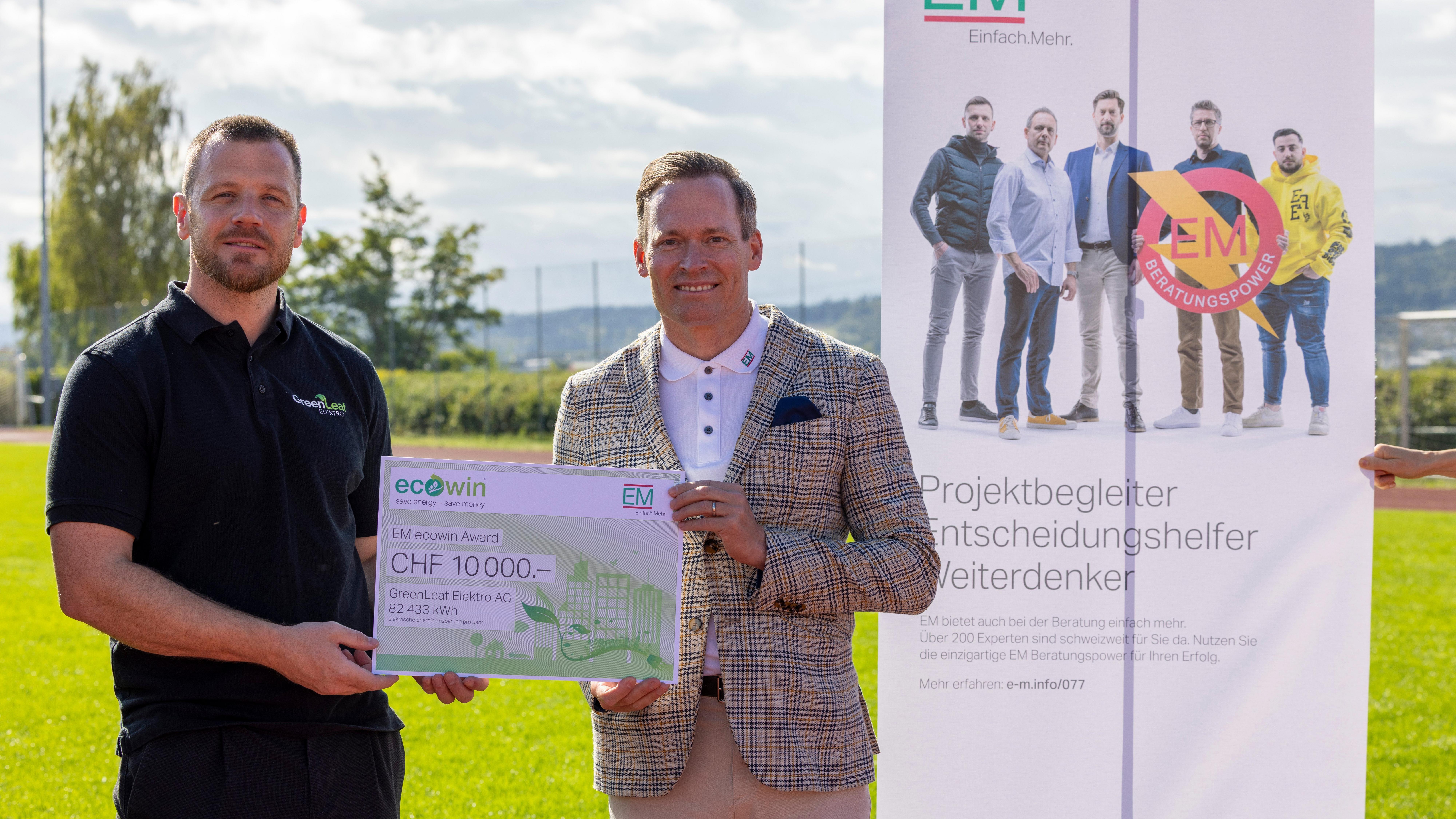 Christoph Chischè, Responsable Département Ventes région Est chez EM, remet le prix EM ecowin doté de 10 000 francs à Reto Furrer, directeur de la GreenLeaf Elektro AG.