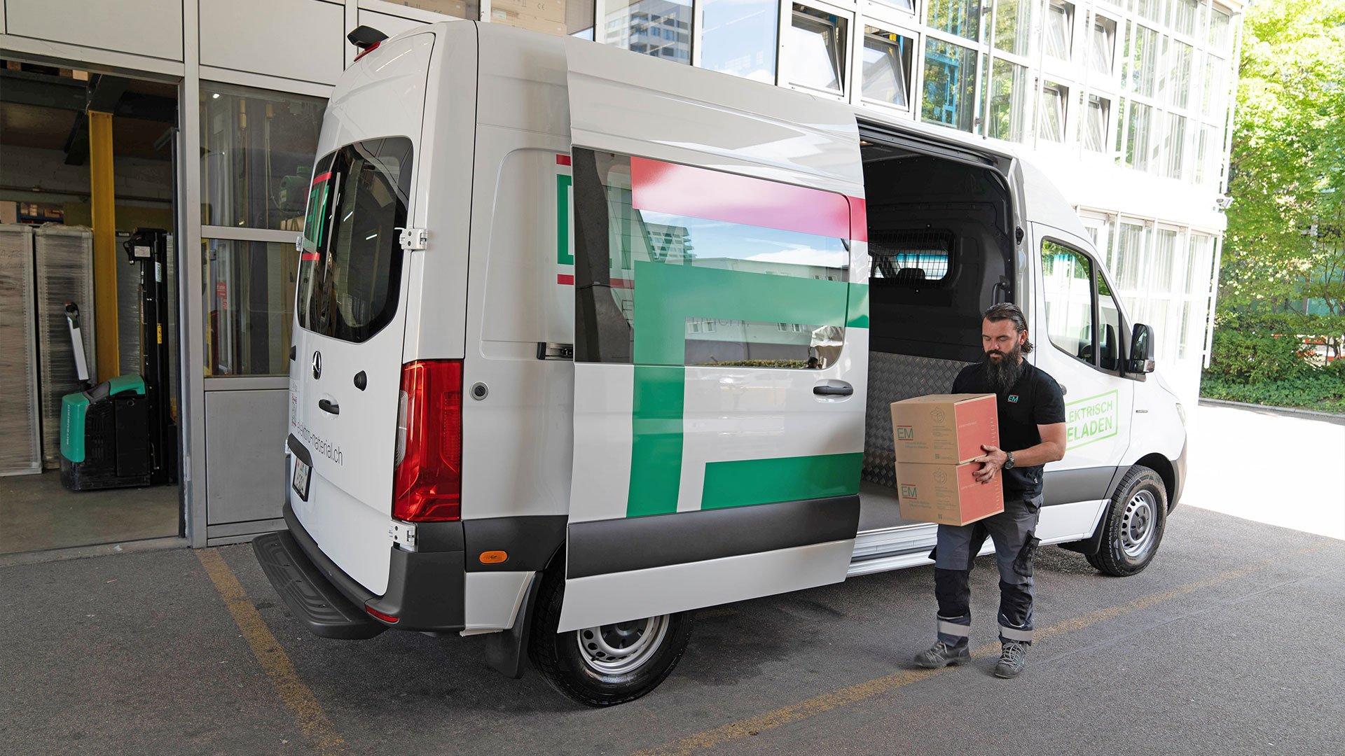 Der Fahrer liefert beim Kunden aus.