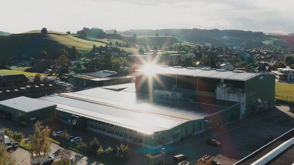 Combinaison économe en énergie d'une installation photovoltaïque et d'un accumulateur.