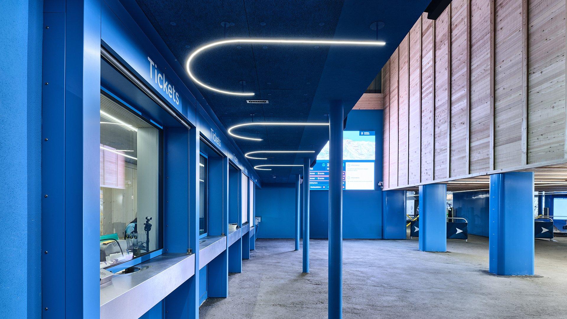 Le strisce a LED, curve e filigranate, rappresentano l’elemento centrale della stazione a valle.